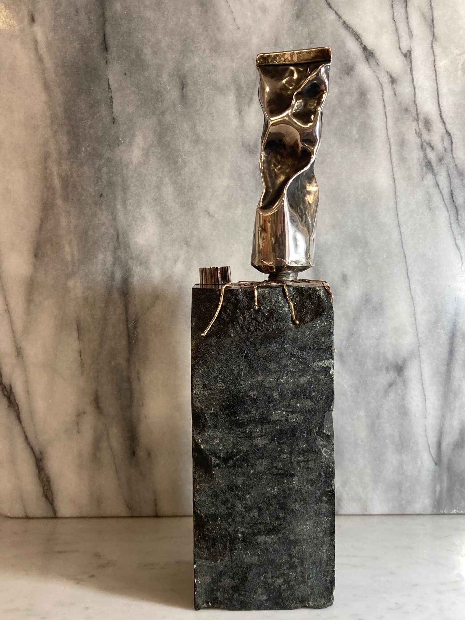 Hollands Gloed, 2025 - zilver, goud, graniet - h32 x b8 cm