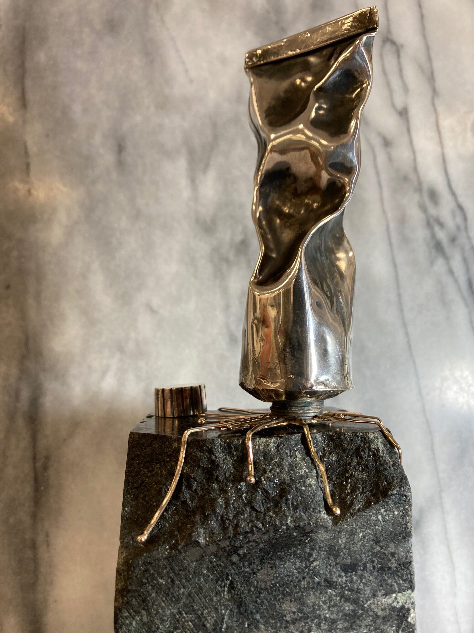 Hollands Gloed, 2025 - zilver, goud, graniet - h32 x b8 cm