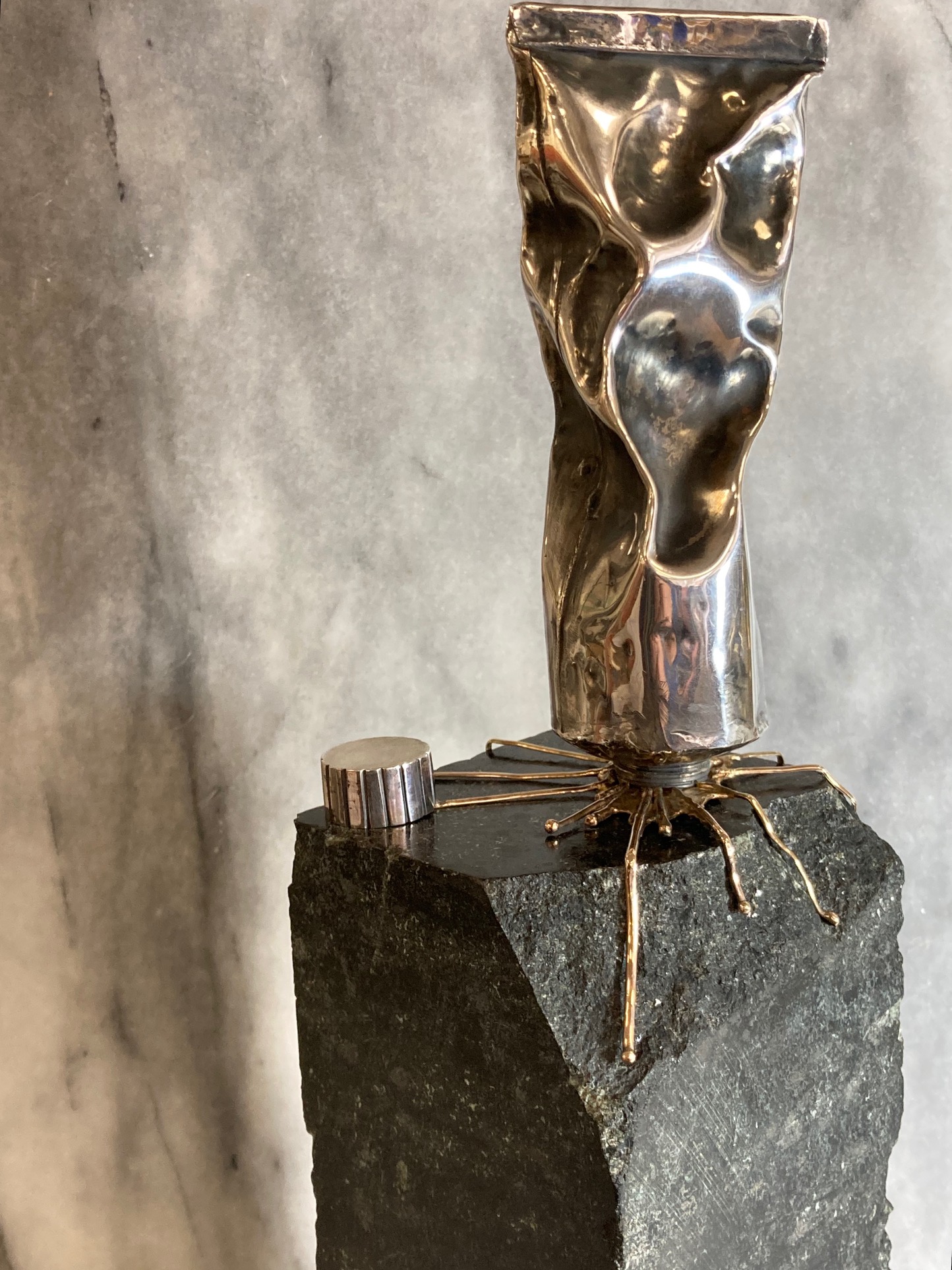 Hollands Gloed, 2025 - zilver, goud, graniet - h32 x b8 cm