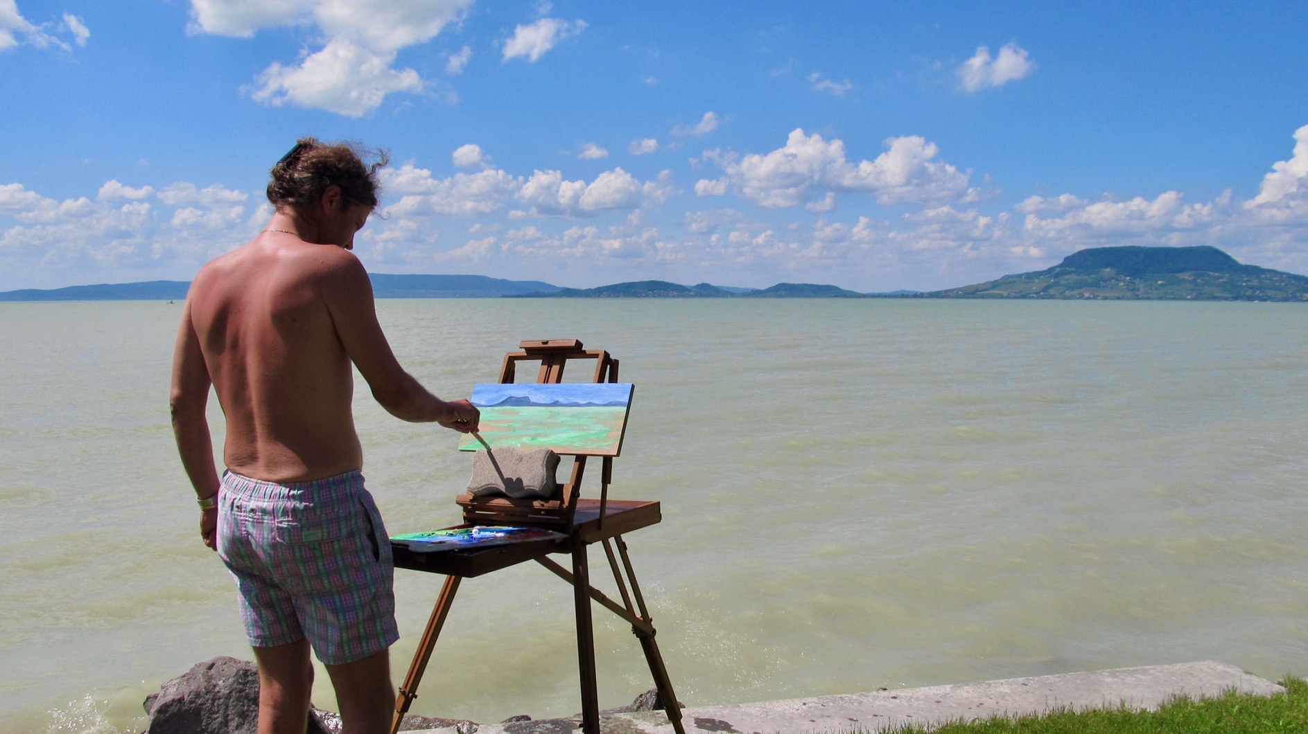 Horváth schilderend aan het Balatonmeer